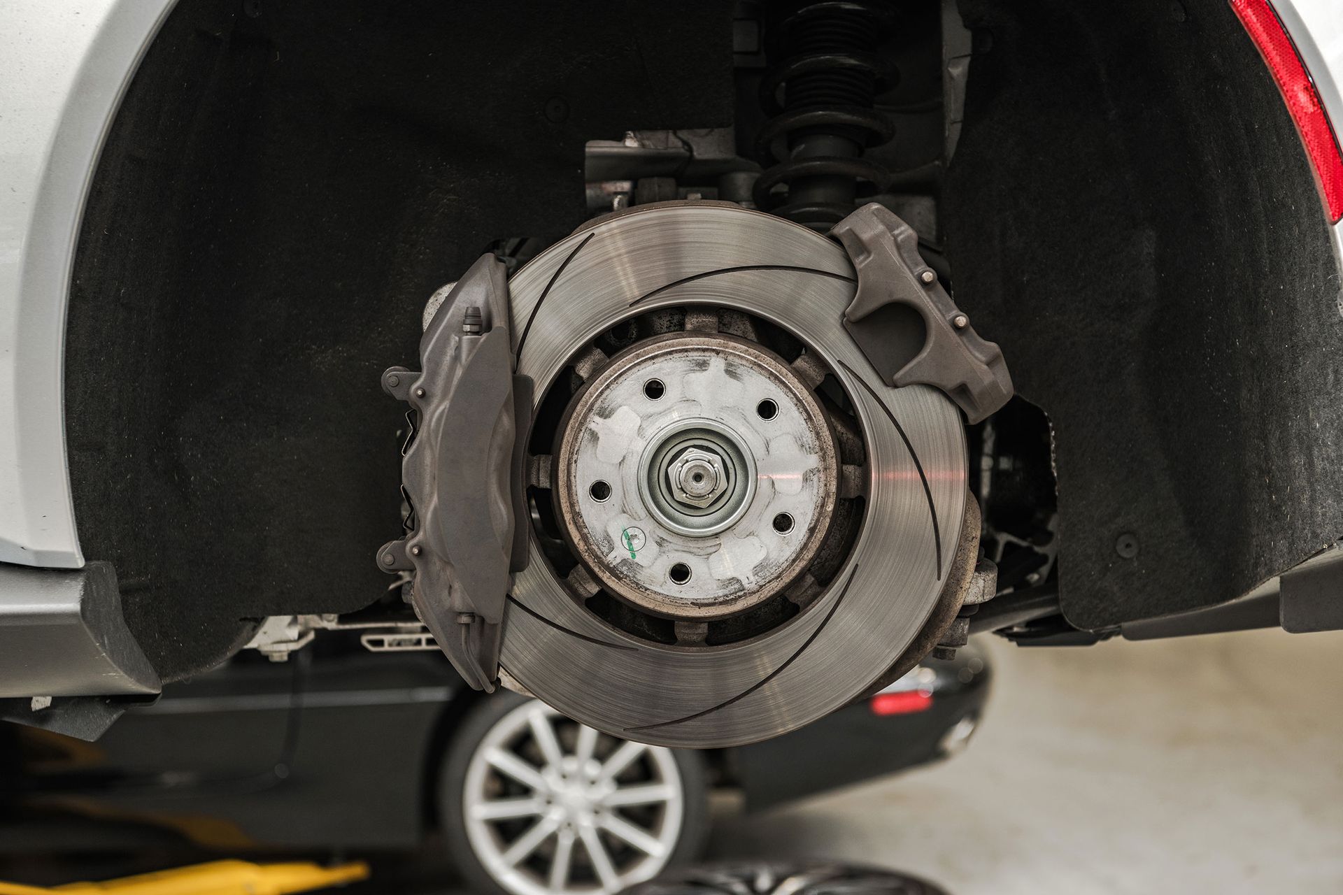 modern-car-brake-pads-and-discs-replacing