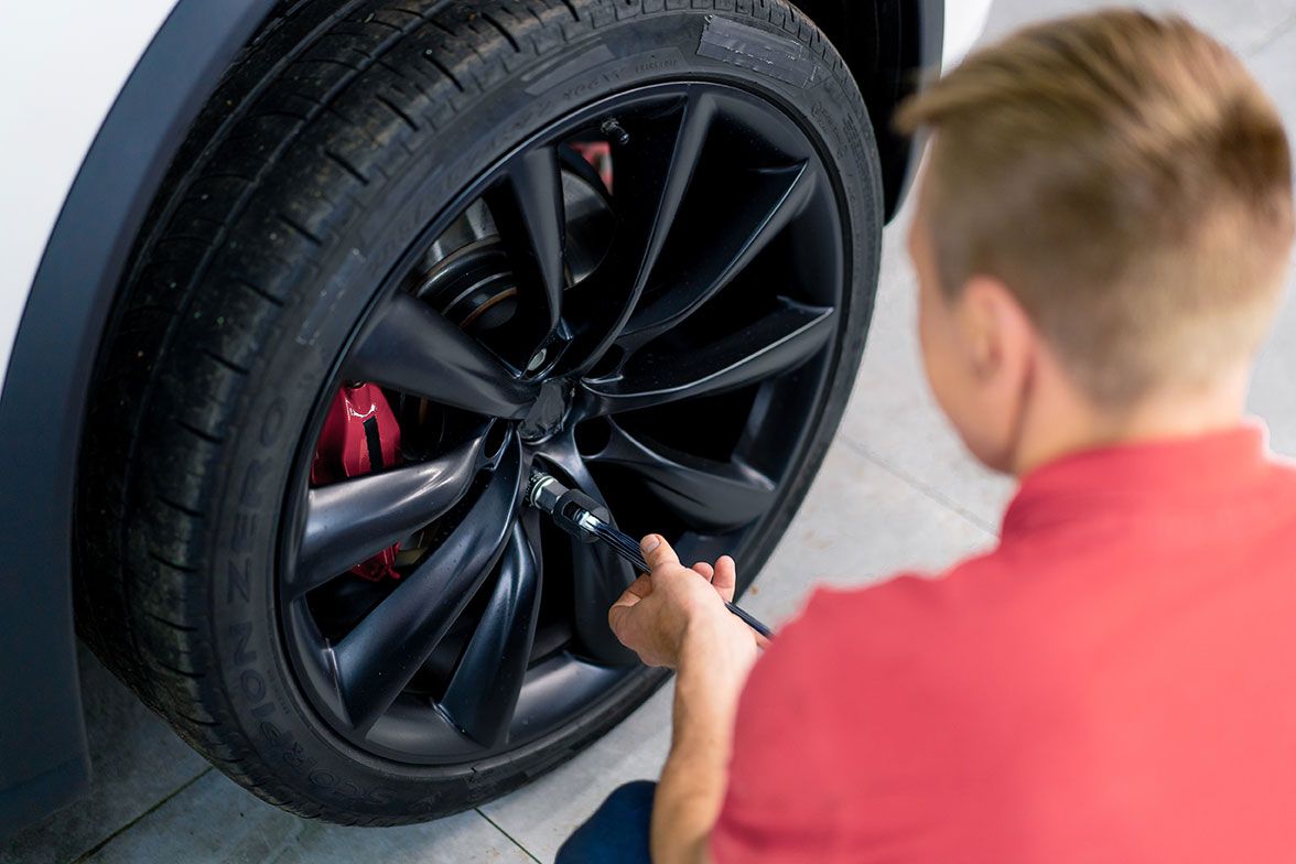 auto-mechanic-man-wheel-install