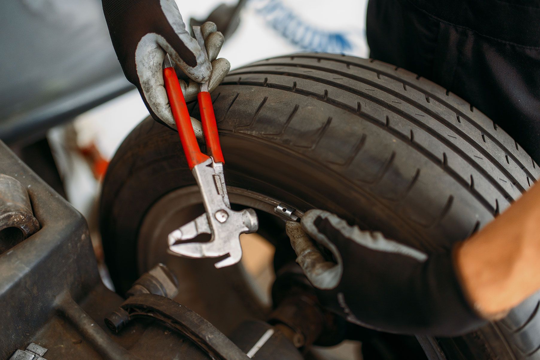 auto-mechanic-balancing-wheel-tire-service