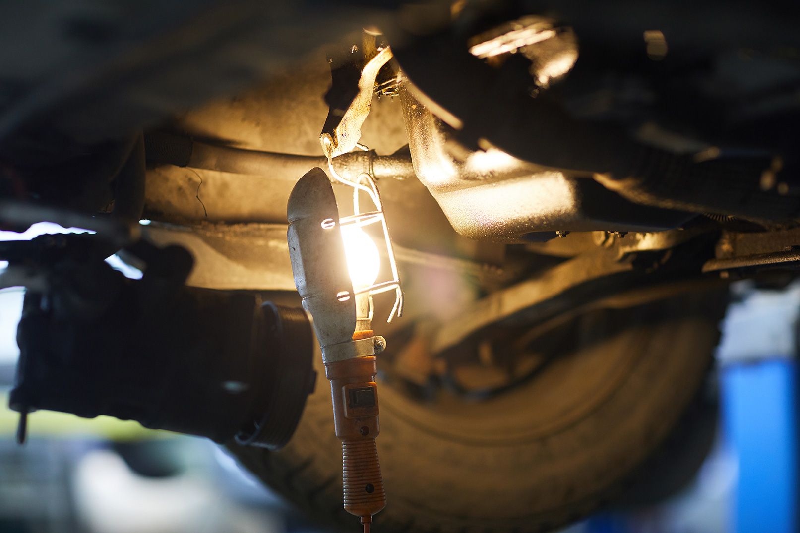 lamp-under-car-2021