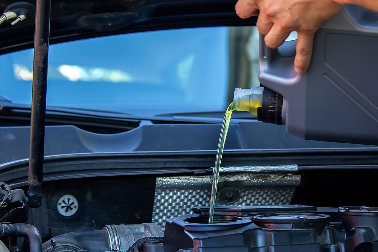 pouring-oil-in-car