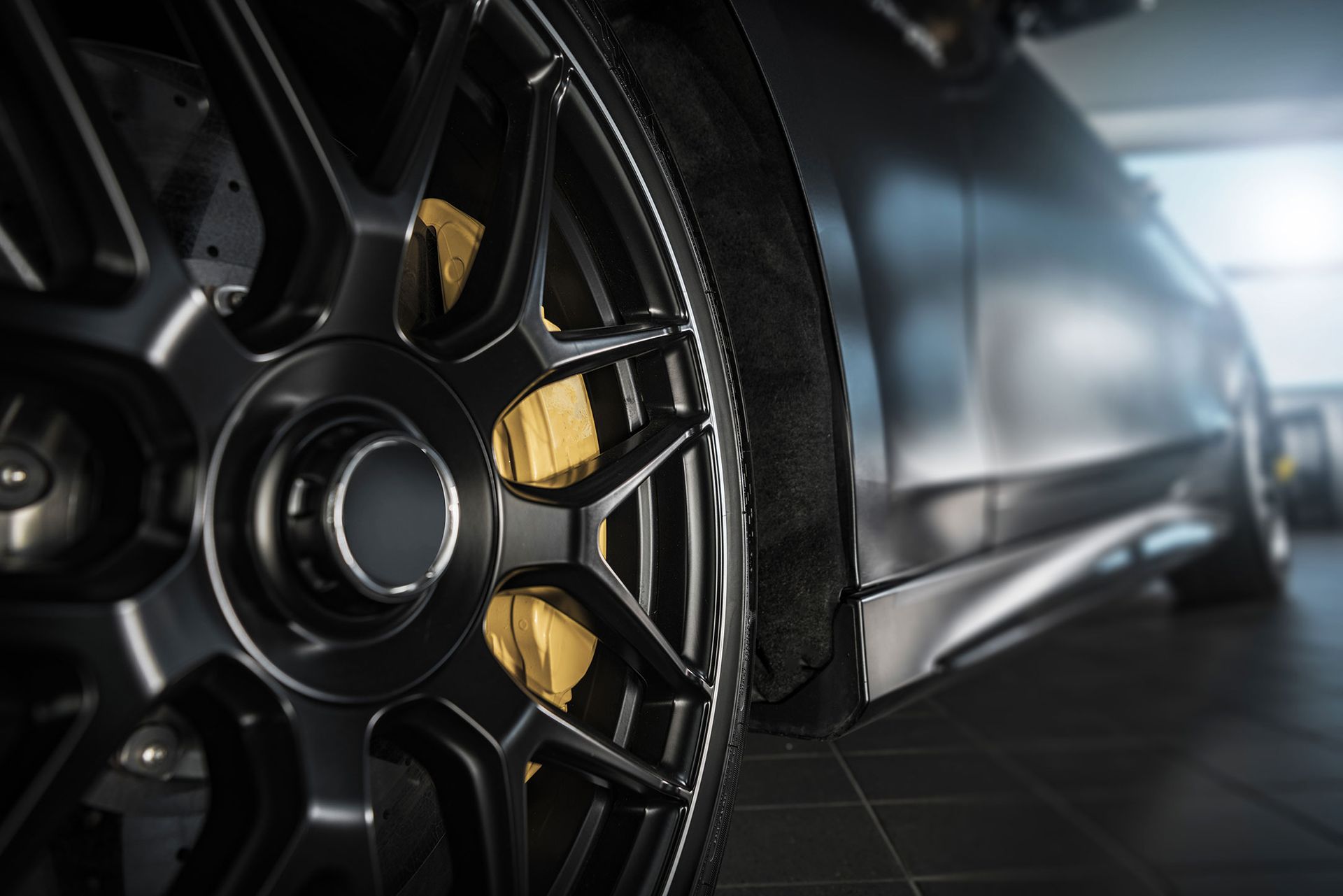 performance-vehicle-alloy-wheel-with-low-profile