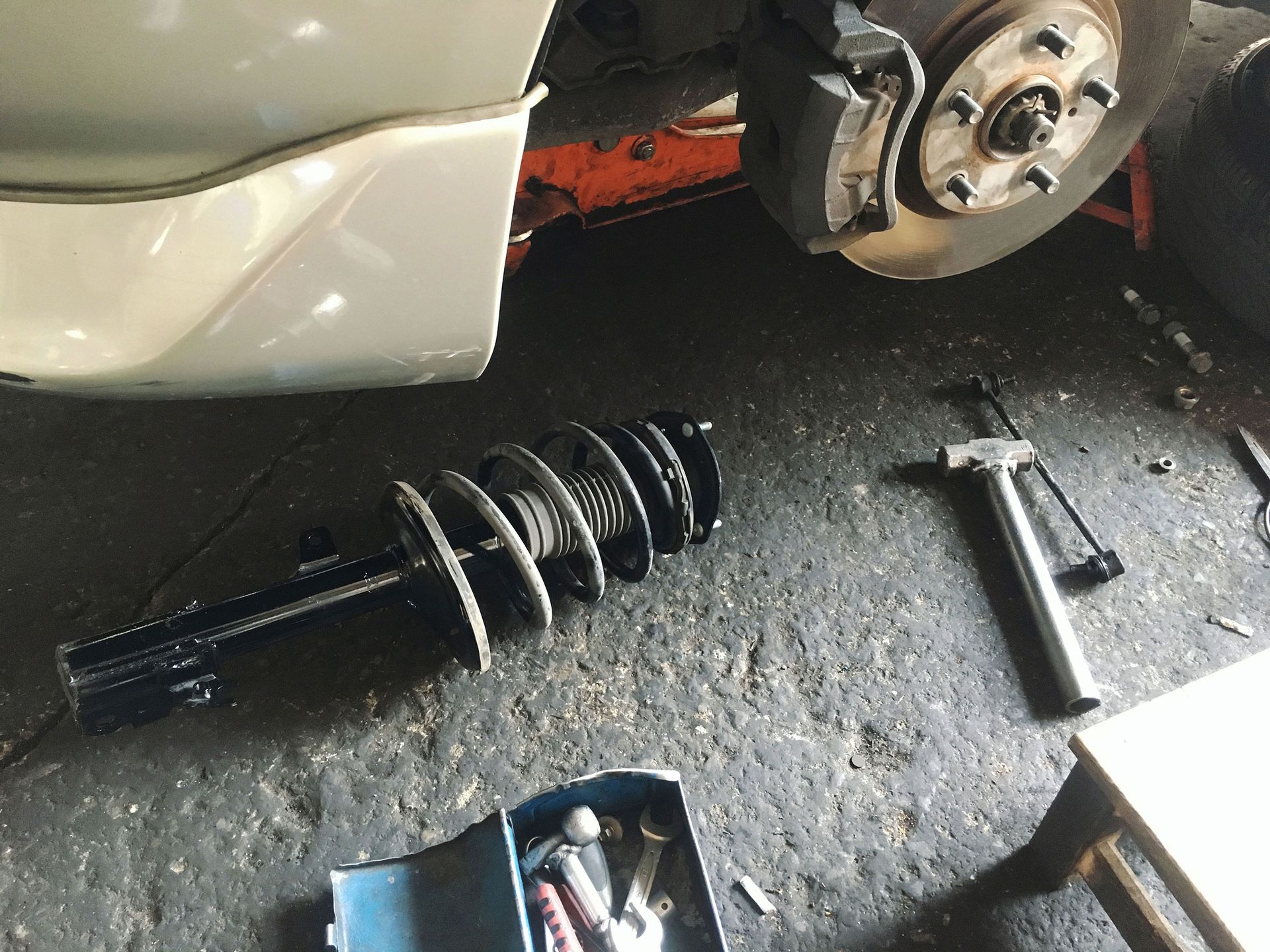 car-suspension-shock-absorber-and-coil-spring
